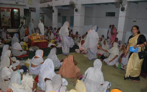 Ms. Mamta Sharma, Hon'ble Chairperson, NCW and Ms. Nirmala Samant Prabhavalkar, Hon’ble Member, NCW with other enquiry committee members visited Vrindavan 