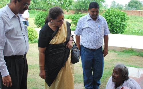 Ms. Mamta Sharma, Hon'ble Chairperson, NCW and Ms. Nirmala Samant Prabhavalkar, Hon’ble Member, NCW with other enquiry committee members visited Vrindavan 