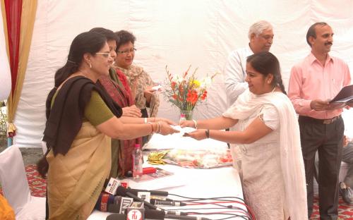 Smt. Jasvinder Kaur receiving the 3rd prize for Essay Competition by Dr. Girija Vyas, hon'bl Chairperson, NCW