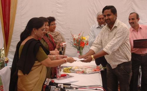 Shri Vibhash Tripathi receiving the 1st prize for Essay Competition by Dr. Girija Vyas, hon'bl Chairperson, NCW