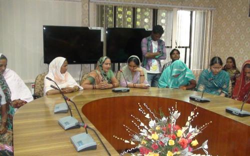 A group of women from Muraina, Madhya Pradesh visited the Commission and met Hon’ble Chairperson