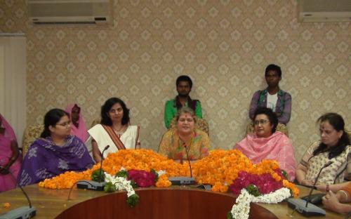 A group of women from Muraina, Madhya Pradesh visited the Commission and met Hon’ble Chairperson