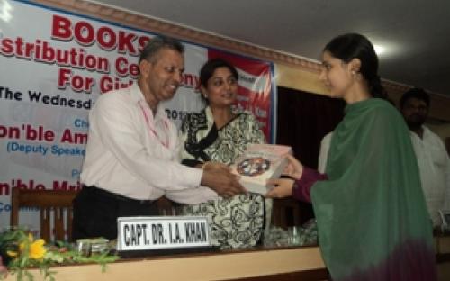 Ms Shamina Shafiq, Member, NCW was the Chief Guest in a free book distribution function at Chamber of Commerce hall, Meerut
