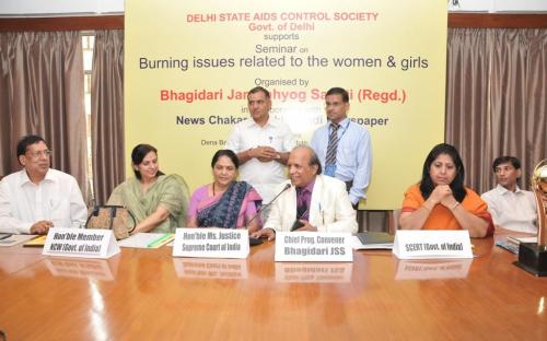 Smt. Mamta Sharma, Hon’ble Chairperson, NCW was Chief Guest and Dr. Charu WaliKhanna, Member, NCW was the Guest of Honour at the inauguration of Seminar on ‘Burning Issues related to the Women and Girls’