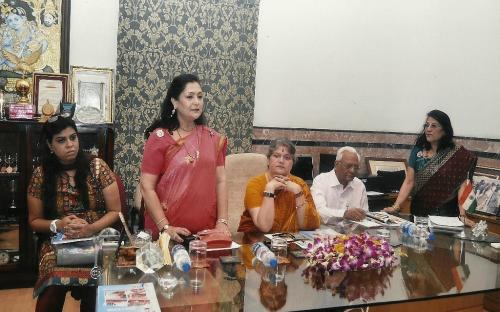 Left to Right : Ms. Sweta Indoria (Councilor KMC), Mrs. Alka Bangur- President, All India Marwari Mahila Samity, Mrs. Mamta Sharma, Chairperson NCW, Mr. B. Newar - Chief Editor - Chhapte Chhapte, Mrs. Asha Mahdwhari - General Secretary, All India Marwari Mahila Samitv